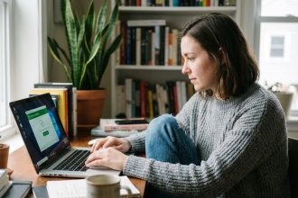 Jeune femme utilisant un ordinateur portable à la maison