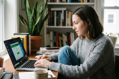 Jeune femme utilisant un ordinateur portable à la maison